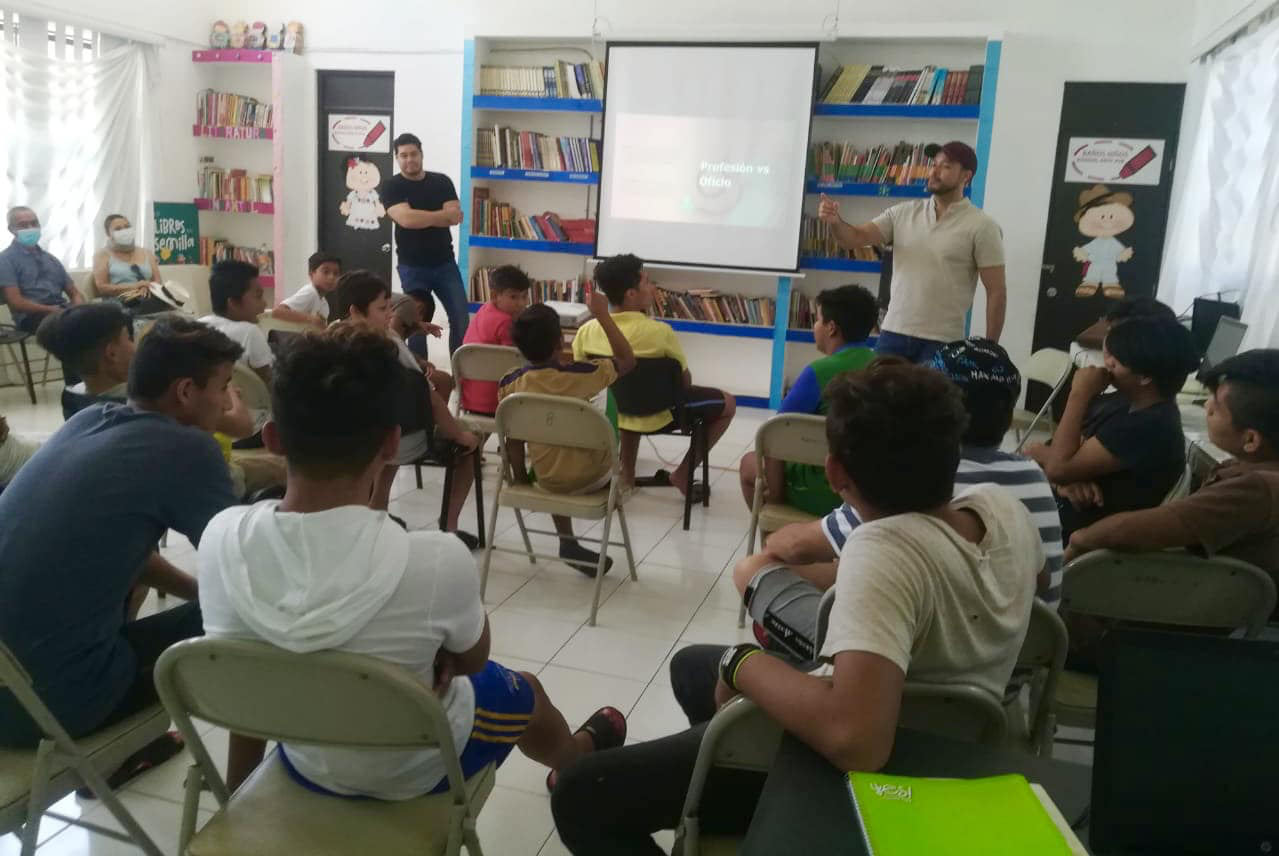 Edgard y Jonathan con los niños Edgard y Jonathan con los niños